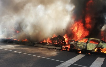 Tır ile otomobilin çarpışmasında araçlar küle döndü: 5 yaralı