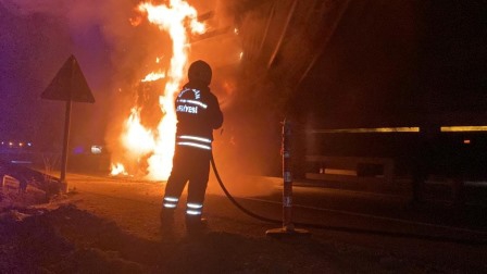 Tır ’ın çekicisini dorseden ayırarak yanmaktan kurtardı