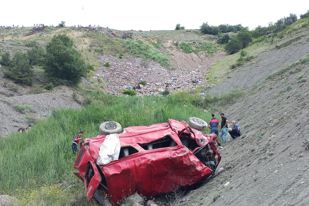 Tokat'ta minibüs uçuruma yuvarlandı. 4 ölü, 1 yaralı