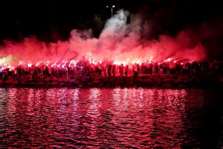 Trabzonsporlu taraftarlar meşalelerle geceyi aydınlattı