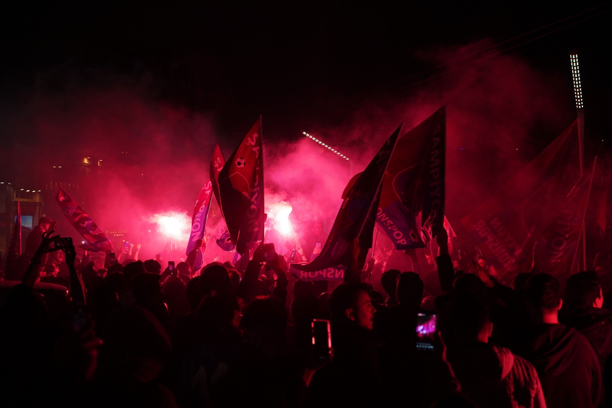 Trabzonsporlu taraftarların Taksim'de şampiyonluk coşkusu