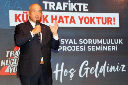 Trafik canavarı ile 43 yıldır mücadele eden Prof. Dr. Ilıcalı'ya 'trafik amca' unvanı verildi