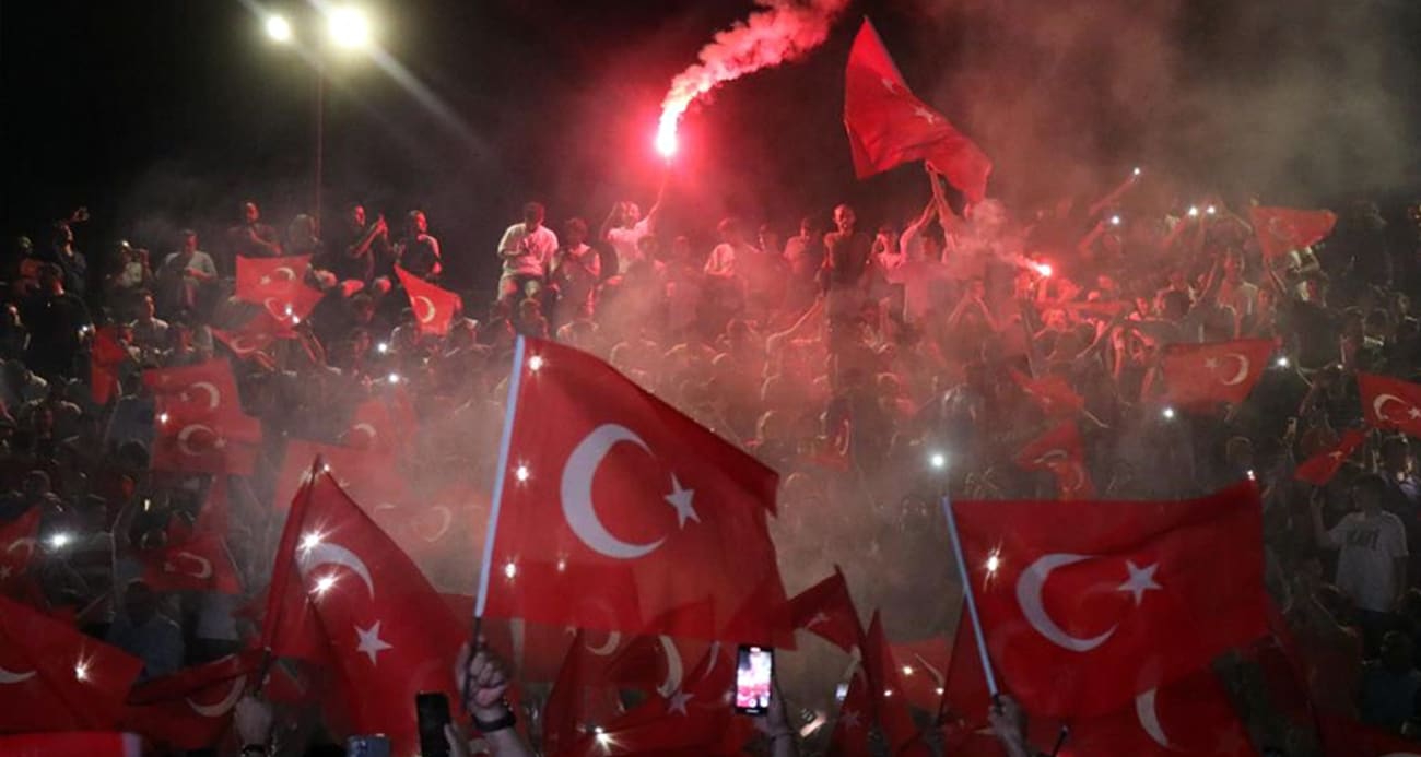 Türkiye EURO 2024'te çeyrek finale yükseldi, taraftarlar sokağa döküldü