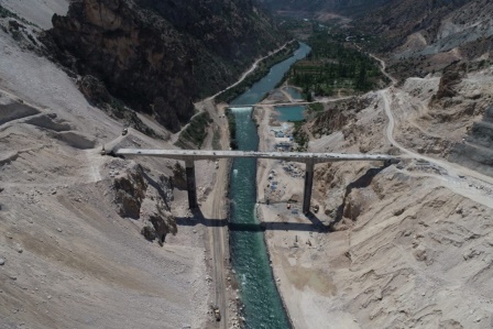 Türkiye'nin en yüksek barajından etkilenen köy yolları yeniden yapılıyor