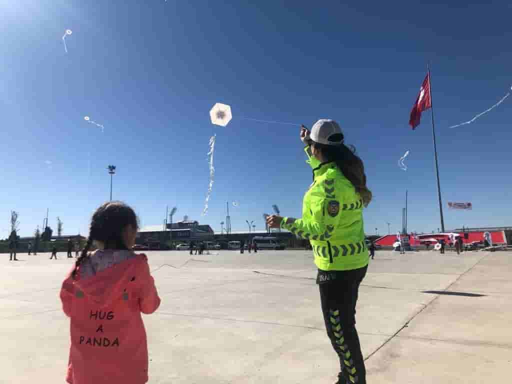 Uçurtmalarını polis eşliğinde uçurdular