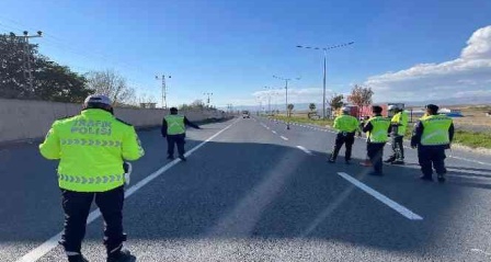 Uluslararası karayolunda trafik denetimleri hız kesmeden devam ediyor