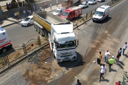 Üst geçidi kullanmak yerine ana yola atladılar: 2'si ağır 6 kişi yaralandı