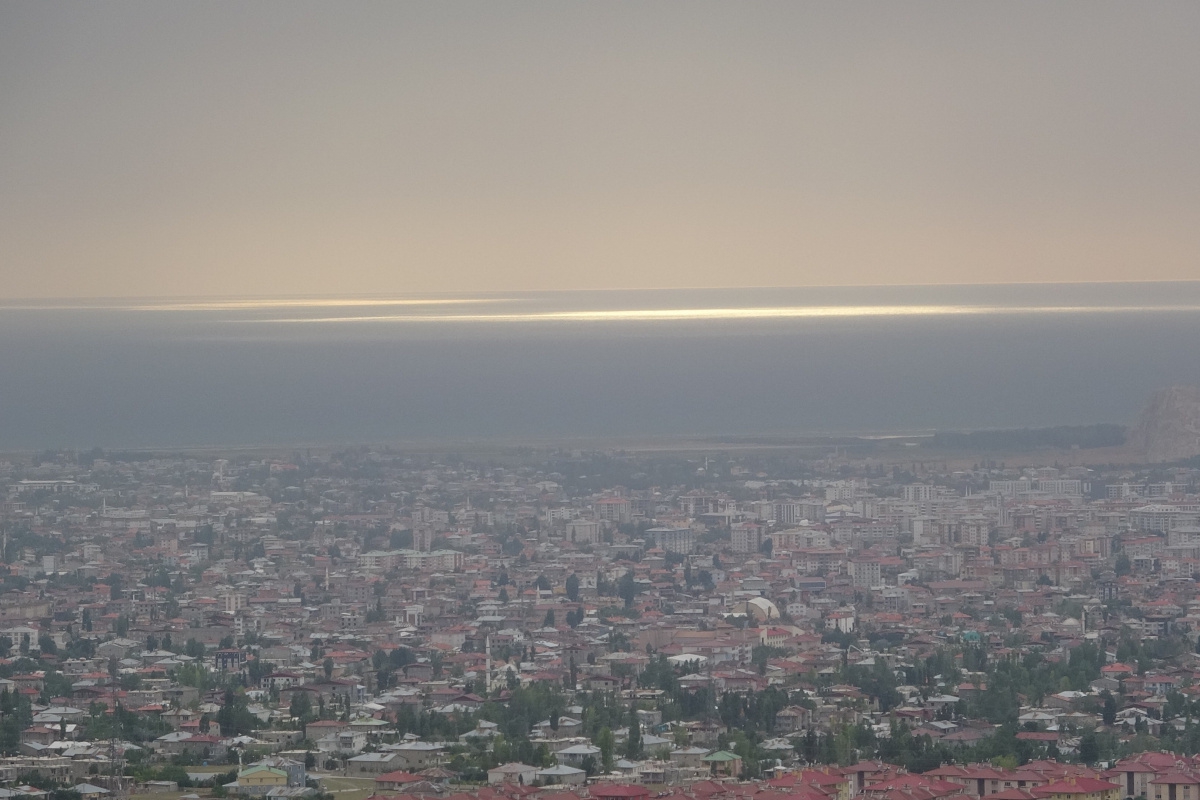 Van çamur yağdıran toz bulutlarıyla kaplandı