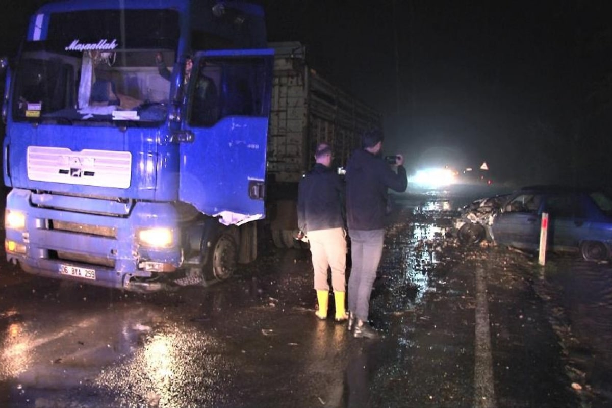 Yaka selinin getirdiği taşlar ve çamur kazayı beraberinde getirdi