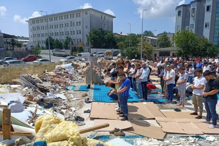 Yıktırılan mescit nedeniyle güneş altında sokakta namaz kıldılar